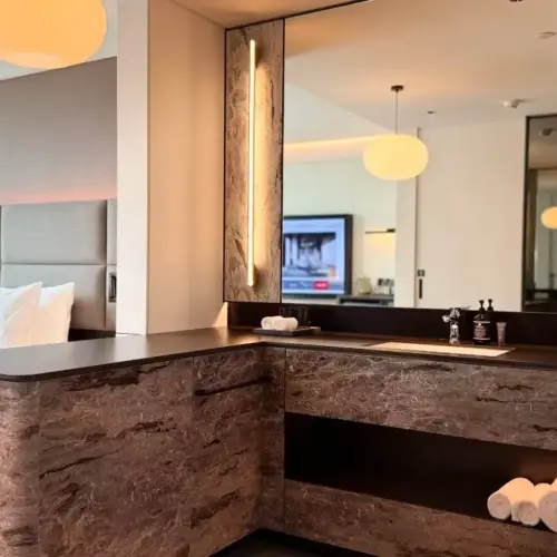 Deluxe River-view Queen Room