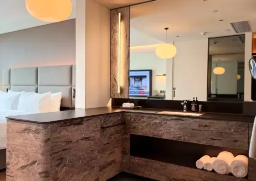 Deluxe River-view Queen Room