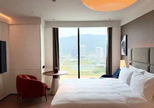 Deluxe River-view Queen Room