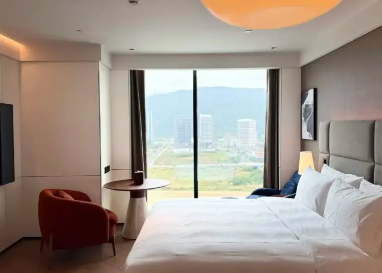 Deluxe River-view Queen Room