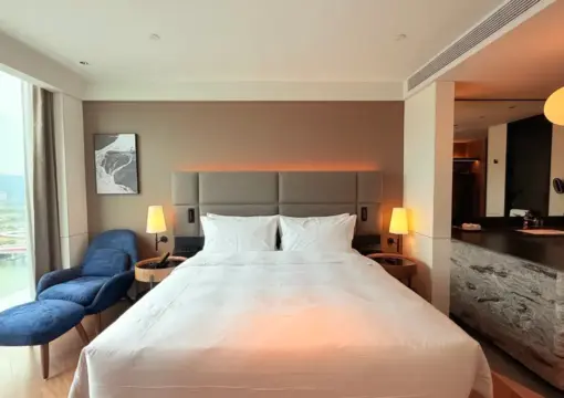 Deluxe River-view Queen Room